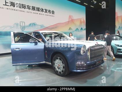 SHANGHAI, CHINA - 18. APRIL 2023 - Besucher sehen die neue Generation Hong Qi L5 auf der Shanghai Auto Show 2023 in Shanghai, Ostchina, 18. April 20 Stockfoto
