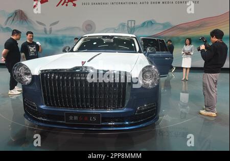 SHANGHAI, CHINA - 18. APRIL 2023 - Besucher sehen die neue Generation Hong Qi L5 auf der Shanghai Auto Show 2023 in Shanghai, Ostchina, 18. April 20 Stockfoto