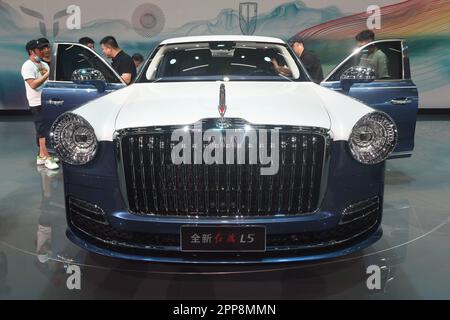 SHANGHAI, CHINA - 18. APRIL 2023 - Besucher sehen die neue Generation Hong Qi L5 auf der Shanghai Auto Show 2023 in Shanghai, Ostchina, 18. April 20 Stockfoto