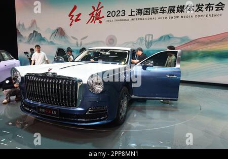 SHANGHAI, CHINA - 18. APRIL 2023 - Besucher sehen die neue Generation Hong Qi L5 auf der Shanghai Auto Show 2023 in Shanghai, Ostchina, 18. April 20 Stockfoto