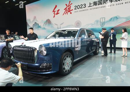 SHANGHAI, CHINA - 18. APRIL 2023 - Besucher sehen die neue Generation Hong Qi L5 auf der Shanghai Auto Show 2023 in Shanghai, Ostchina, 18. April 20 Stockfoto