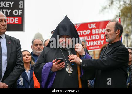 Whitehall, London, Großbritannien. 22. April 2023. jährlich im märz zur Erinnerung an die anderthalb Millionen ermordeten armenischen Christen - armenischer Völkermord 1915 - Eine Kampagne der Rassenvernichtung. Zeit bis zur Anerkennung Ruf nach Wiedergutmachung Forderung nach Rückgabe: Im Jahr 1915 ordneten die Führer der osmanischen Türkei die ethnische Säuberung christlicher Armenier aus ihren historischen Ländereien durch eine Kampagne von Massenmorden und Deportationen im At the Cenotaph in London, Großbritannien, an. Kredit: Siehe Li/Picture Capital/Alamy Live News Stockfoto