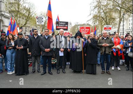 Whitehall, London, Großbritannien. 22. April 2023. jährlich im märz zur Erinnerung an die anderthalb Millionen ermordeten armenischen Christen - armenischer Völkermord 1915 - Eine Kampagne der Rassenvernichtung. Zeit bis zur Anerkennung Ruf nach Wiedergutmachung Forderung nach Rückgabe: Im Jahr 1915 ordneten die Führer der osmanischen Türkei die ethnische Säuberung christlicher Armenier aus ihren historischen Ländereien durch eine Kampagne von Massenmorden und Deportationen im At the Cenotaph in London, Großbritannien, an. Kredit: Siehe Li/Picture Capital/Alamy Live News Stockfoto