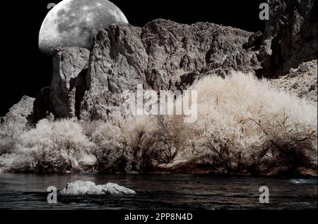 Mond und Fluss in den Winterbergen der Arizona-Wüste Stockfoto