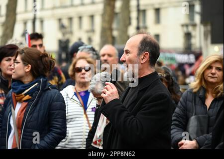 Whitehall, London, Großbritannien. 22. April 2023. jährlich im märz zur Erinnerung an die anderthalb Millionen ermordeten armenischen Christen - armenischer Völkermord 1915 - Eine Kampagne der Rassenvernichtung. Zeit bis zur Anerkennung Ruf nach Wiedergutmachung Forderung nach Rückgabe: Im Jahr 1915 ordneten die Führer der osmanischen Türkei die ethnische Säuberung christlicher Armenier aus ihren historischen Ländereien durch eine Kampagne von Massenmorden und Deportationen im At the Cenotaph in London, Großbritannien, an. Kredit: Siehe Li/Picture Capital/Alamy Live News Stockfoto