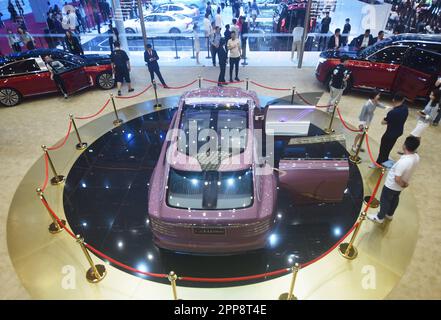 SHANGHAI, CHINA - 18. APRIL 2023 - das Konzeptfahrzeug Hongqi E-LS wird auf der Shanghai Auto Show in Shanghai, China, am 18. April 2023 gesehen. Hongqi E-LS-Konz Stockfoto