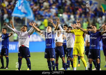 Belo Horizonte, Brasilien. 22. April 2023. MG - BELO HORIZONTE - 04/22/2023 - BRAZILEIRO A 2023, CRUZEIRO X GREMIO - Cruzeiro-Spieler feiern am Ende des Spiels gegen Gremio im Stadion Independencia für DIE BRASILIANISCHE A 2023 -Meisterschaft. Foto: Gilson Junio/AGIF/Sipa USA Kredit: SIPA USA/Alamy Live News Stockfoto