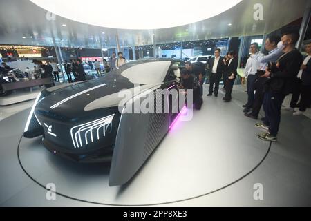 SHANGHAI, CHINA - 18. APRIL 2023 - Besucher erleben das neue, holographische intelligente Cockpit Hongqi auf der Shanghai Auto Show in Shangha Stockfoto