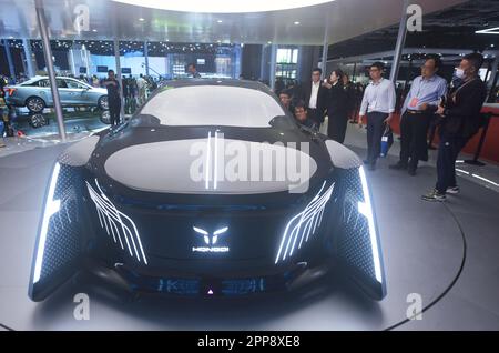 SHANGHAI, CHINA - 18. APRIL 2023 - Besucher erleben das neue, holographische intelligente Cockpit Hongqi auf der Shanghai Auto Show in Shangha Stockfoto