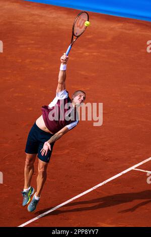 Barcelona, Spanien. 22. April 2023. Daniel Evans aus Großbritannien bedient Carlos Alcaraz aus Spanien während des Halbfinalspiels der HerrenSingles beim Barcelona Open Tennis Turnier am 22. April 2023 in Barcelona, Spanien. Kredit: Joan Gosa/Xinhua/Alamy Live News Stockfoto