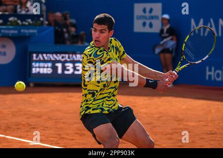 Barcelona, Spanien. 22. April 2023. Carlos Alcaraz aus Spanien kehrt während des Halbfinalspiels der HerrenSingles beim Barcelona Open Tennis Turnier in Barcelona, Spanien, am 22. April 2023 zu Daniel Evans aus Großbritannien zurück. Kredit: Joan Gosa/Xinhua/Alamy Live News Stockfoto