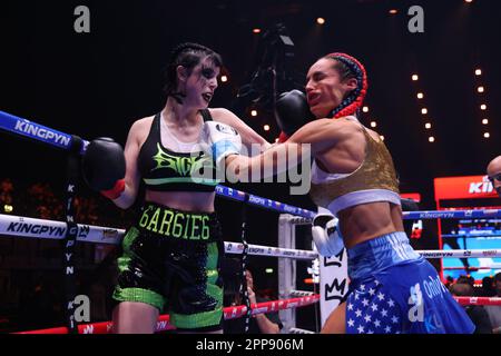 LONDON, UK – APRIL 22: Avery Pongracz kämpft gegen Whitney Johns in ihrem 140-Pfund-Kampf während des Kingpyn High Stakes Tournament am 22. April 2023 in London, UK, in der OVO Arena Wembley. (Foto: Vianney Lecaer/PxImages) Stockfoto