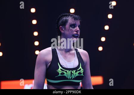 LONDON, UK – APRIL 22: Avery Pongracz kämpft gegen Whitney Johns in ihrem 140-Pfund-Kampf während des Kingpyn High Stakes Tournament am 22. April 2023 in London, UK, in der OVO Arena Wembley. (Foto: Vianney Lecaer/PxImages) Stockfoto