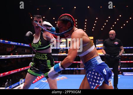 LONDON, UK – APRIL 22: Avery Pongracz kämpft gegen Whitney Johns in ihrem 140-Pfund-Kampf während des Kingpyn High Stakes Tournament am 22. April 2023 in London, UK, in der OVO Arena Wembley. (Foto: Vianney Lecaer/PxImages) Stockfoto