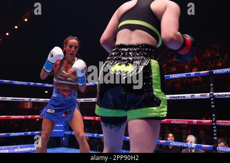 LONDON, UK – APRIL 22: Avery Pongracz kämpft gegen Whitney Johns in ihrem 140-Pfund-Kampf während des Kingpyn High Stakes Tournament am 22. April 2023 in London, UK, in der OVO Arena Wembley. (Foto: Vianney Lecaer/PxImages) Stockfoto