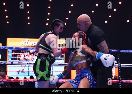 LONDON, UK – APRIL 22: Avery Pongracz kämpft gegen Whitney Johns in ihrem 140-Pfund-Kampf während des Kingpyn High Stakes Tournament am 22. April 2023 in London, UK, in der OVO Arena Wembley. (Foto: Vianney Lecaer/PxImages) Stockfoto