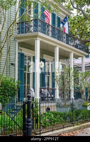 NEW ORLEANS, LA, USA - 18. APRIL 2023: Vor dem historischen W. C. Soria House im Garden District Stockfoto