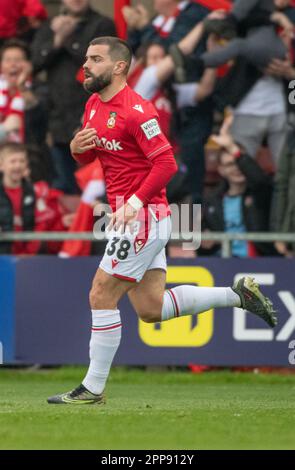 Wrexham, Wrexham County Borough, Wales. 22. April 2023 Wrexhams Elliot Lee feiert sein Tor im Wrexham Association Football Club V Boreham Wood Football Club auf dem Rennplatz in der Vanarama National League. (Bild: ©Cody Froggatt/Alamy Live News) Stockfoto