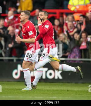 Wrexham, Wrexham County Borough, Wales. 22. April 2023 Wrexhams Elliot Lee feiert sein Tor im Wrexham Association Football Club V Boreham Wood Football Club auf dem Rennplatz in der Vanarama National League. (Bild: ©Cody Froggatt/Alamy Live News) Stockfoto