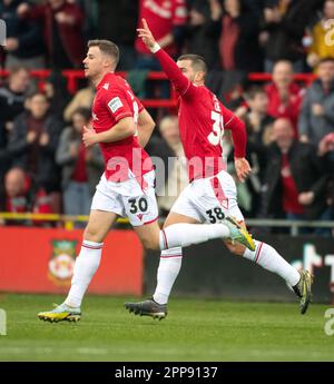 Wrexham, Wrexham County Borough, Wales. 22. April 2023 Wrexhams Elliot Lee feiert sein Tor im Wrexham Association Football Club V Boreham Wood Football Club auf dem Rennplatz in der Vanarama National League. (Bild: ©Cody Froggatt/Alamy Live News) Stockfoto