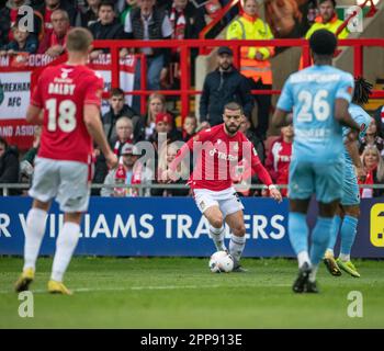 Wrexham, Wrexham County Borough, Wales. 22. April 2023 Wrexhams Elliot Lee auf dem Ball, während des Wrexham Association Football Club V Boreham Wood Football Club auf dem Rennplatz, in der Vanarama National League. (Bild: ©Cody Froggatt/Alamy Live News) Stockfoto