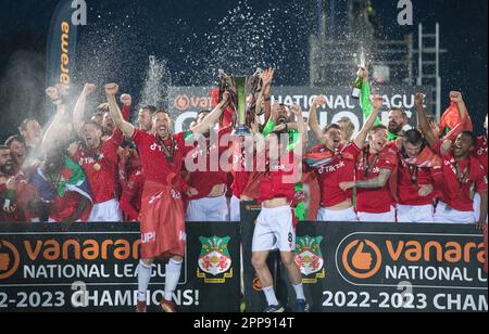 Wrexham, Wrexham County Borough, Wales. 22. April 2023 Wrexham hebt den National League-Titel während des Wrexham Association Football Club V Boreham Wood Football Club auf dem Rennplatz in der Vanarama National League. (Bild: ©Cody Froggatt/Alamy Live News) Stockfoto