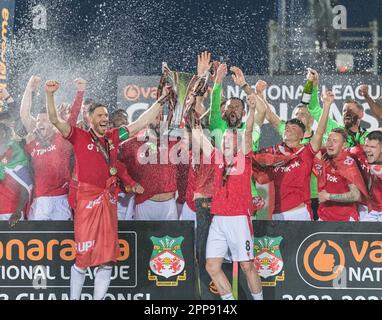 Wrexham, Wrexham County Borough, Wales. 22. April 2023 Wrexham hebt den National League-Titel während des Wrexham Association Football Club V Boreham Wood Football Club auf dem Rennplatz in der Vanarama National League. (Bild: ©Cody Froggatt/Alamy Live News) Stockfoto