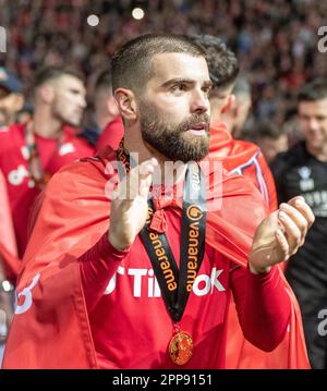 Wrexham, Wrexham County Borough, Wales. 22. April 2023 Wrexhams Elliot Lee klatscht Fans beim Wrexham Association Football Club V Boreham Wood Football Club auf dem Rennplatz in der Vanarama National League. (Bild: ©Cody Froggatt/Alamy Live News) Stockfoto