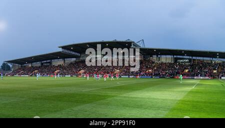 Wrexham, Wrexham County Borough, Wales. 22. April 2023 Eine Weitwinkelaufnahme des Spiels während des Wrexham Association Football Club V Boreham Wood Football Club auf dem Rennplatz, in der Vanarama National League. (Bild: ©Cody Froggatt/Alamy Live News) Stockfoto