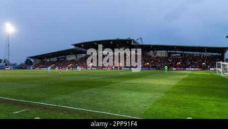 Wrexham, Wrexham County Borough, Wales. 22. April 2023 Eine Weitwinkelaufnahme des Spiels während des Wrexham Association Football Club V Boreham Wood Football Club auf dem Rennplatz, in der Vanarama National League. (Bild: ©Cody Froggatt/Alamy Live News) Stockfoto