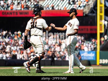 San Francisco, USA. April 22 2023 San Francisco CA, USA Der Pitcher der San Francisco Giants Camilo Doval (75) schüttelt sich mit dem Fänger Joey Bart (21) nach dem Finale des neunten Inning während des MLB-Spiels zwischen den New York Mets und den San Francisco Giants die Hand. Die Giants schlagen New York 7-4 im Oracle Park San Francisco Calif Thurman Jame/CSM(Kreditbild: © Thurman James/Cal Sport Media) Kredit: CAL Sport Media/Alamy Live News Stockfoto