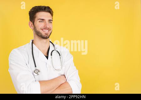 Freundlicher Kaukasier-Arzt in Uniform und Stethoskop Stockfoto