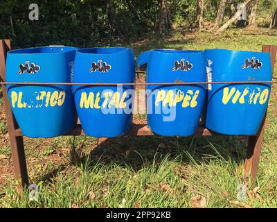 Nahaufnahme von 4 blauen Mülltrennkisten mit gelben Buchstaben in einem Naturpark, Lagoa das Araras, Bom Jardim, Mato Grosso, Brasilien Stockfoto