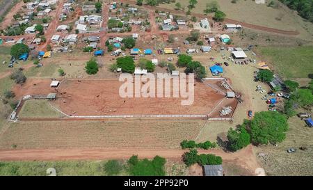 Blick auf das Rodeogelände und die anschließende Wohngegend in Bom Jardim, Mato Grosso, Brasilien Stockfoto