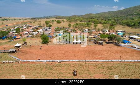 Aus nächster Nähe zum Rodeogelände und den anschließenden Wohngebieten in Bom Jardim, Mato Grosso, Brasilien Stockfoto
