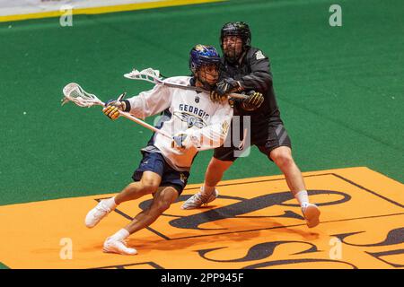 22. April 2023: Georgia Swarm Forward Lyle Thompson (4) läuft mit dem Ball im ersten Quartal gegen die Rochester Knighthawks. Die Rochester Knighthawks waren Gastgeber des Georgia Swarm bei einem Spiel der National Lacrosse League in der Blue Cross Arena in Rochester, New York. (Jonathan Tenca/CSM) Stockfoto