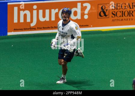 22. April 2023: Georgia Swarm Verteidiger Adam Wiedemann (27) läuft mit dem Ball im ersten Quartal gegen die Rochester Knighthawks. Die Rochester Knighthawks waren Gastgeber des Georgia Swarm bei einem Spiel der National Lacrosse League in der Blue Cross Arena in Rochester, New York. (Jonathan Tenca/CSM) Stockfoto