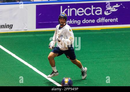 22. April 2023: Georgia Swarm Verteidiger Adam Wiedemann (27) läuft mit dem Ball im ersten Quartal gegen die Rochester Knighthawks. Die Rochester Knighthawks waren Gastgeber des Georgia Swarm bei einem Spiel der National Lacrosse League in der Blue Cross Arena in Rochester, New York. (Jonathan Tenca/CSM) Stockfoto