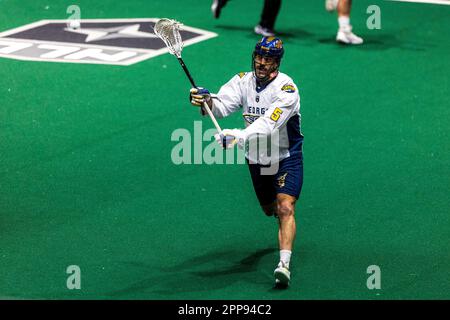 22. April 2023: Georgia Swarm Verteidiger Mike Manley (5) tritt im ersten Quartal gegen die Rochester Knighthawks an. Die Rochester Knighthawks waren Gastgeber des Georgia Swarm bei einem Spiel der National Lacrosse League in der Blue Cross Arena in Rochester, New York. (Jonathan Tenca/CSM) Stockfoto