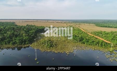 Luftaufnahme eines Teils einer Amazonischen Lagune, teilweise umgeben von Resten der ursprünglichen Regenwaldvegetation, natürliche Insel in einem landwirtschaftlichen Gebiet, en Stockfoto