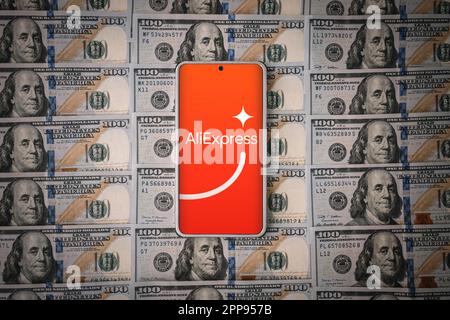 Das Logo der Aliexpress-Website auf dem Smartphone-Bildschirm auf amerikanischen Dollar. 30. März 2023. Barnaul. Russland. Stockfoto