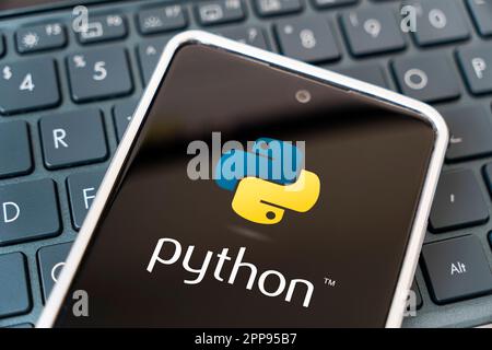 Programmiersprache für mobile Entwicklung, Konzept. Smartphone auf der Laptop-Tastatur. Logo-Python auf dem Bildschirm des Mobiltelefons. Barnaul. Russland Marschiert Stockfoto