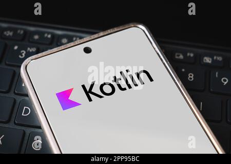 programmiersprache kotlin für die mobile Entwicklung, Konzept. Smartphone auf der Laptop-Tastatur. Logo kotlin auf dem Bildschirm des Mobiltelefons. Barnaul. Russi Stockfoto