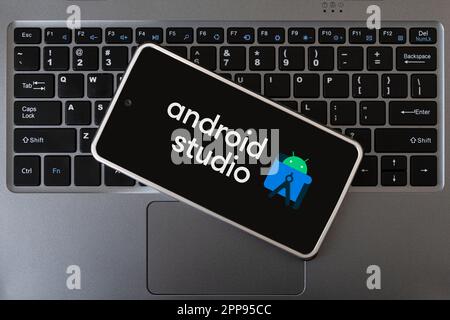 Programmierung der mobilen Entwicklung, Konzept. Smartphone auf der Laptop-Tastatur. Logo android Studio auf dem Bildschirm des Mobiltelefons. Barnaul. Russland März 28, Stockfoto