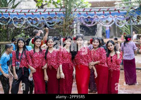 20. April 2023, Cox's Bazar, Chattogram, Bangladesch: Rakhine Communities feiern „Shangrain“, allgemein bekannt als das Wasserfestival in Cox's Bazar. Die indigenen Gemeinschaften kommen zusammen und nehmen an Wasserspielen Teil, um all die Sorgen und Verzweiflung zu beseitigen, die das vergangene Jahr anlässlich der Begrüßung des neuen Jahres, auch bekannt als Sangrain, hinterlassen hat. Das Festival, das drei Tage dauern wird, verabschiedet sich vom Vorjahr und begrüßt das neue Jahr. Die traditionelle Überzeugung ist, dass eine düstere und unglückliche Vergangenheit mit einem Neuanfang in der nächsten Zeit weggewaschen werden kann. (Kreditbild: © Md Stockfoto