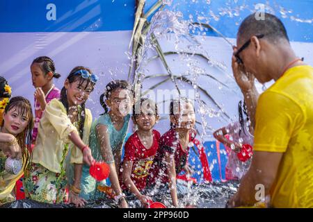 20. April 2023, Cox's Bazar, Chattogram, Bangladesch: Rakhine Communities feiern „Shangrain“, allgemein bekannt als das Wasserfestival in Cox's Bazar. Die indigenen Gemeinschaften kommen zusammen und nehmen an Wasserspielen Teil, um all die Sorgen und Verzweiflung zu beseitigen, die das vergangene Jahr anlässlich der Begrüßung des neuen Jahres, auch bekannt als Sangrain, hinterlassen hat. Das Festival, das drei Tage dauern wird, verabschiedet sich vom Vorjahr und begrüßt das neue Jahr. Die traditionelle Überzeugung ist, dass eine düstere und unglückliche Vergangenheit mit einem Neuanfang in der nächsten Zeit weggewaschen werden kann. (Kreditbild: © Md Stockfoto