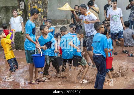 20. April 2023, Cox's Bazar, Chattogram, Bangladesch: Rakhine Communities feiern „Shangrain“, allgemein bekannt als das Wasserfestival in Cox's Bazar. Die indigenen Gemeinschaften kommen zusammen und nehmen an Wasserspielen Teil, um all die Sorgen und Verzweiflung zu beseitigen, die das vergangene Jahr anlässlich der Begrüßung des neuen Jahres, auch bekannt als Sangrain, hinterlassen hat. Das Festival, das drei Tage dauern wird, verabschiedet sich vom Vorjahr und begrüßt das neue Jahr. Die traditionelle Überzeugung ist, dass eine düstere und unglückliche Vergangenheit mit einem Neuanfang in der nächsten Zeit weggewaschen werden kann. (Kreditbild: © Md Stockfoto