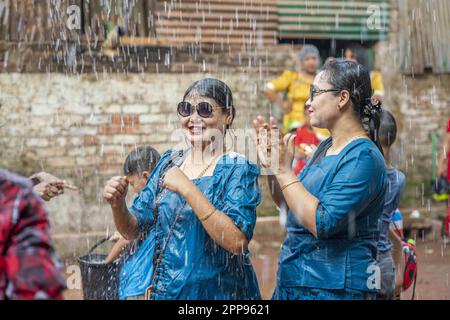 20. April 2023, Cox's Bazar, Chattogram, Bangladesch: Rakhine Communities feiern „Shangrain“, allgemein bekannt als das Wasserfestival in Cox's Bazar. Die indigenen Gemeinschaften kommen zusammen und nehmen an Wasserspielen Teil, um all die Sorgen und Verzweiflung zu beseitigen, die das vergangene Jahr anlässlich der Begrüßung des neuen Jahres, auch bekannt als Sangrain, hinterlassen hat. Das Festival, das drei Tage dauern wird, verabschiedet sich vom Vorjahr und begrüßt das neue Jahr. Die traditionelle Überzeugung ist, dass eine düstere und unglückliche Vergangenheit mit einem Neuanfang in der nächsten Zeit weggewaschen werden kann. (Kreditbild: © Md Stockfoto