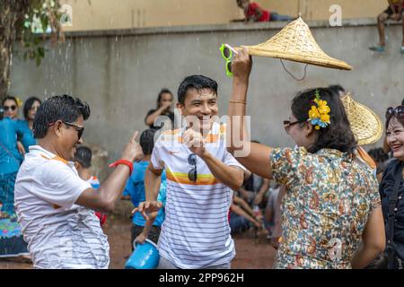 20. April 2023, Cox's Bazar, Chattogram, Bangladesch: Rakhine Communities feiern „Shangrain“, allgemein bekannt als das Wasserfestival in Cox's Bazar. Die indigenen Gemeinschaften kommen zusammen und nehmen an Wasserspielen Teil, um all die Sorgen und Verzweiflung zu beseitigen, die das vergangene Jahr anlässlich der Begrüßung des neuen Jahres, auch bekannt als Sangrain, hinterlassen hat. Das Festival, das drei Tage dauern wird, verabschiedet sich vom Vorjahr und begrüßt das neue Jahr. Die traditionelle Überzeugung ist, dass eine düstere und unglückliche Vergangenheit mit einem Neuanfang in der nächsten Zeit weggewaschen werden kann. (Kreditbild: © Md Stockfoto