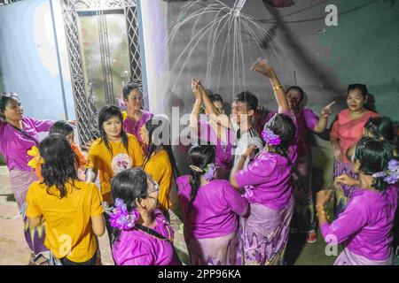 20. April 2023, Cox's Bazar, Chattogram, Bangladesch: Rakhine Communities feiern „Shangrain“, allgemein bekannt als das Wasserfestival in Cox's Bazar. Die indigenen Gemeinschaften kommen zusammen und nehmen an Wasserspielen Teil, um all die Sorgen und Verzweiflung zu beseitigen, die das vergangene Jahr anlässlich der Begrüßung des neuen Jahres, auch bekannt als Sangrain, hinterlassen hat. Das Festival, das drei Tage dauern wird, verabschiedet sich vom Vorjahr und begrüßt das neue Jahr. Die traditionelle Überzeugung ist, dass eine düstere und unglückliche Vergangenheit mit einem Neuanfang in der nächsten Zeit weggewaschen werden kann. (Kreditbild: © Md Stockfoto